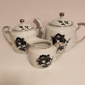 A gorgeous and elegant tea pot set